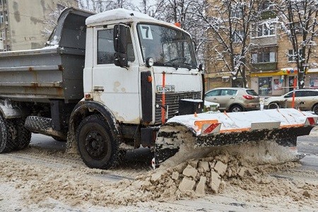 Дорожники в Харькове работают в круглосуточном режиме