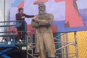 В Англии открыли памятник Энгельсу из харьковского села