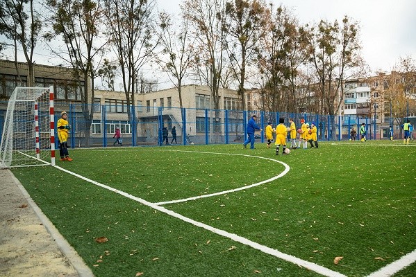 В Харьковской ДЮСШ №6 открыли новый спортивный стадион