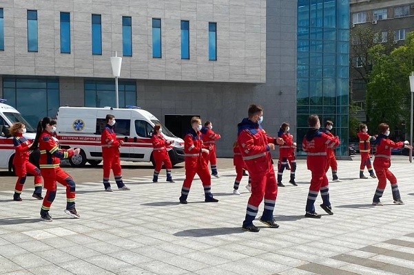 Медики из Харькова стали первыми в танцевальном флешмобе