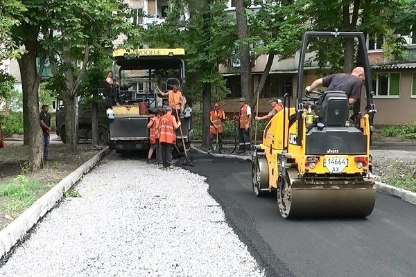 Во дворе домов на Московском проспекте появились парковочные карманы