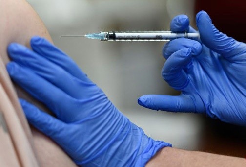 Возле ХНАТОБа работает мобильный пункт вакцинации против COVID-19