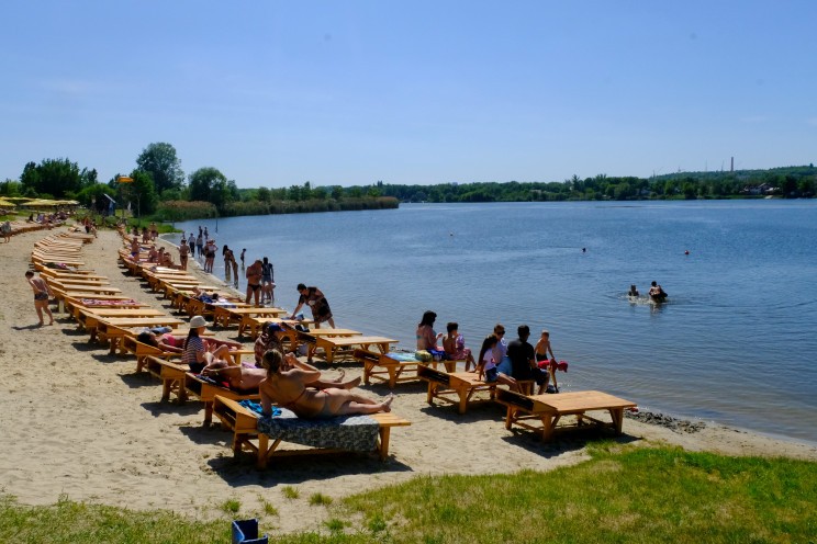 Возле водохранилища на Салтовке установят тренажеры и шезлонги