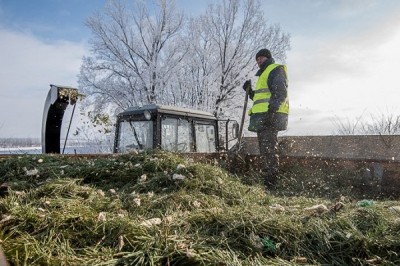 Харьковские коммунальщики проводят утилизацию новогодних елок