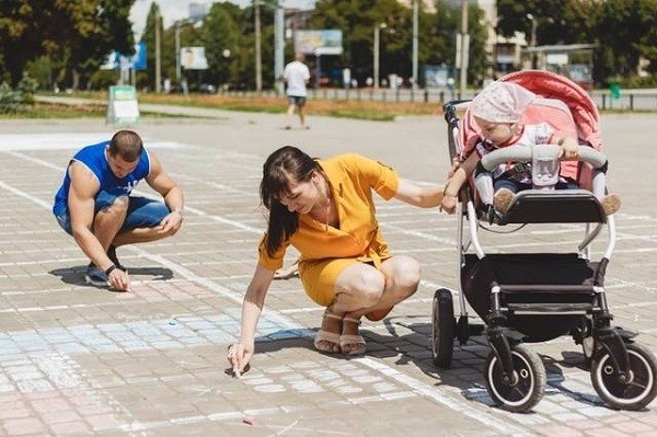 Возле Дворца Спорта нарисовали огромный рушник