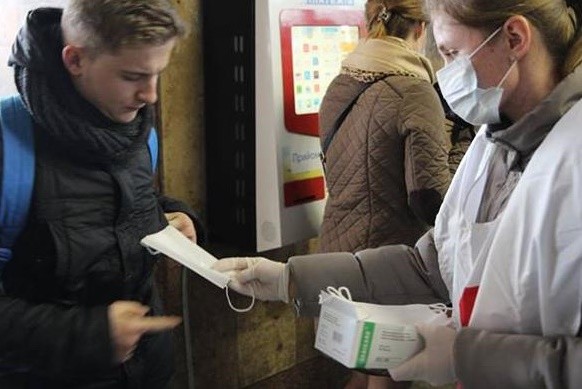 Харьковчане могут бесплатно получить маску в электротранспорте
