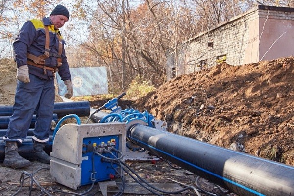 В районе Харьковской больницы скорой помощи №4 ремонтируют сети водоснабжения