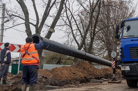 На Карачевском шоссе меняют водопроводную магистраль