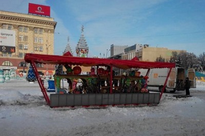 На площади Свободы начали демонтировать новогодний городок