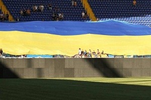 На стадионе «Металлист» развернут большой флаг Украины
