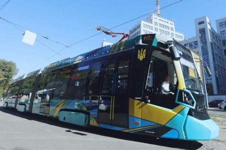 Швейцарский трамвай выходит на маршрут в Харькове