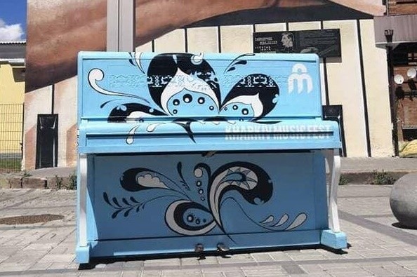 На улицах Харькова появились арт-пианино