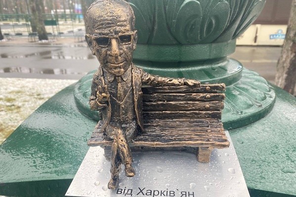 В парке Горького установили мини-памятник бывшему мэру Кернесу