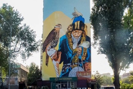 Художник из Харькова создал мурал на десятиэтажном доме в Алматы