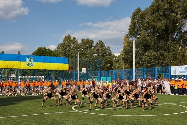 В одной из самых больших школ Харькова открыли стадион