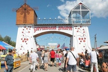 Харьковчане представили на Сорочинской ярмарке каравай весом в полтонны