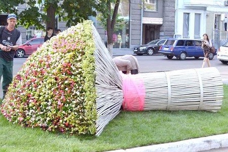 В центре Харькова появилась цветочная композиция в виде букета невесты