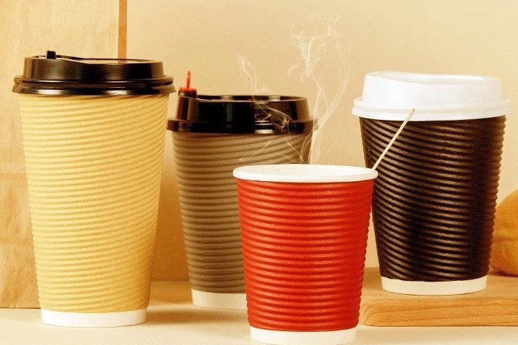 Гофростакан для кофе: почему он не обжигает, а картон — да