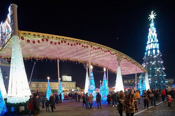 В Харькове открыли главную елку города и новогодний городок