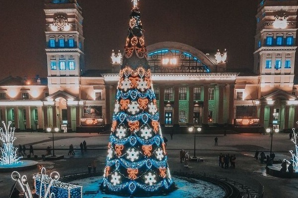 На Привокзальной площади в Харькове зажгли огни на ёлке ЮЖД