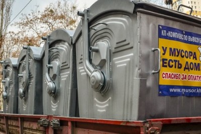 В Харькове продолжают заменять мусорные контейнеры