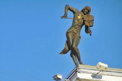 Скульптуре «Скрипач на крыше» найдут новое место