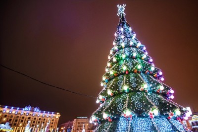 На площади Свободы устанавливают новогоднюю елку