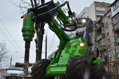 У КП «Харьковзеленстрой» появилась многофункциональная машина