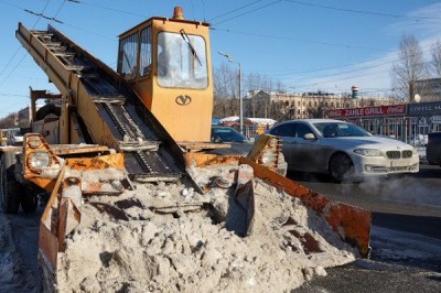 Дорожники убирают снег с крупных автомагистралей Харькова