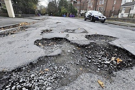 Харьковчане требуют отремонтировать дорогу по улице Солидарности