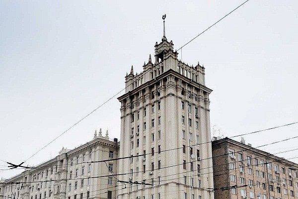 В центре Харькова с «Дома со шпилем» демонтируют шпиль