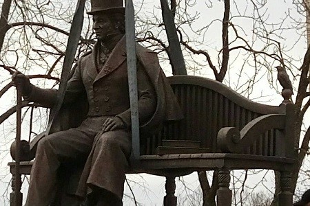 В центре Харькова устанавливают памятник украинскому писателю