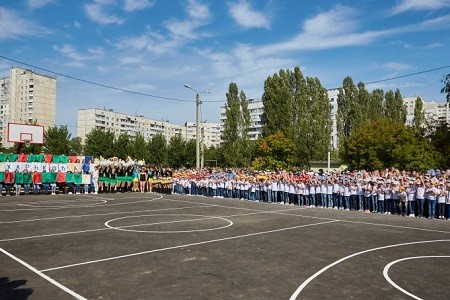 Еще в двух школах Харькова открылись новые стадионы