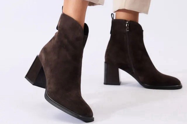 Как сочетать ботильоны и цветные колготки, чтобы сделать ноги визуально длиннее