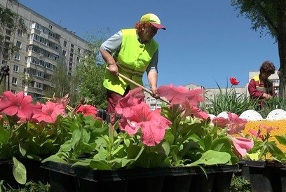 На Салтовке продолжаются работы по благоустройству дворов