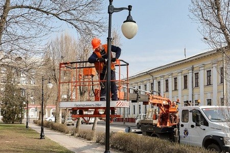 В харьковских парках и скверах приводят в порядок светильники