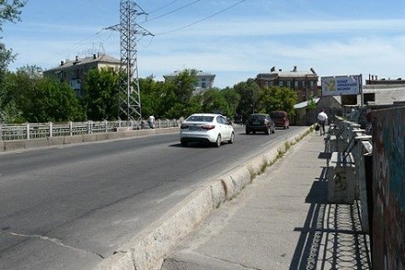 В Харькове проводится ремонт Горбатого моста и переулка Фейербаха