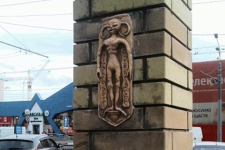 Харьковчанин украшает улицы города фигурками инопланетян