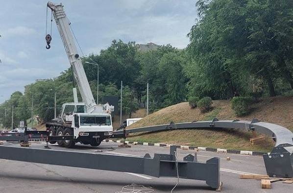 На Клочковском спуске начали монтировать новый пешеходный мост