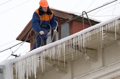 Бригада альпинистов очищает крыши харьковских домов от наледи