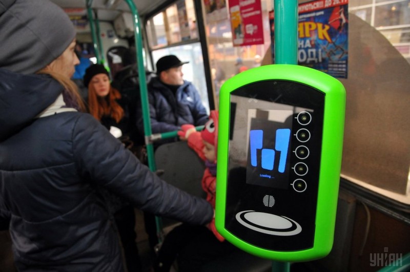 Жители Харькова стали в разы меньше ездить на общественном транспорте