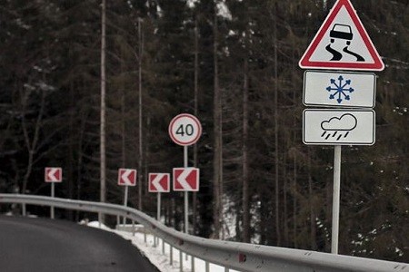 В Харьковской области привели в порядок дорожные знаки и разметку