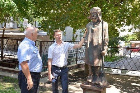 Во дворе Дома со шпилем установили памятник дворнику