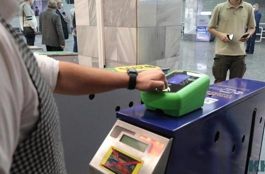 В харьковской подземке продолжают устанавливать аппараты для оплаты банковской картой
