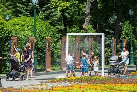 В харьковских парках установили охладительные арки