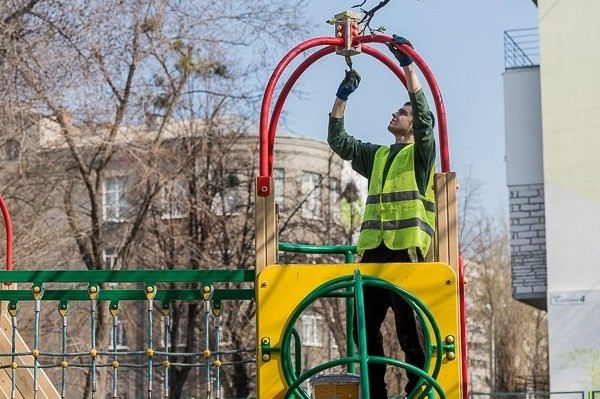 Харьковские коммунальщики принимают заявки на ремонт детских площадок