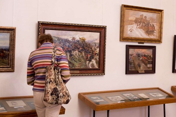 В музее им. Сумцова открылась выставка, посвященная известному художнику-баталисту