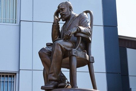 В Харькове открыли памятник ученому Николаю Бокариусу