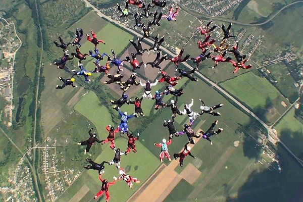 На аэродроме «Коротич» установлен мировой рекорд среди женщин-парашютисток