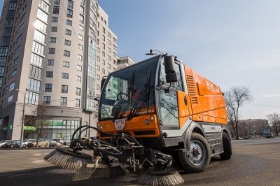 В Харькове убирают автодороги от песка и смета